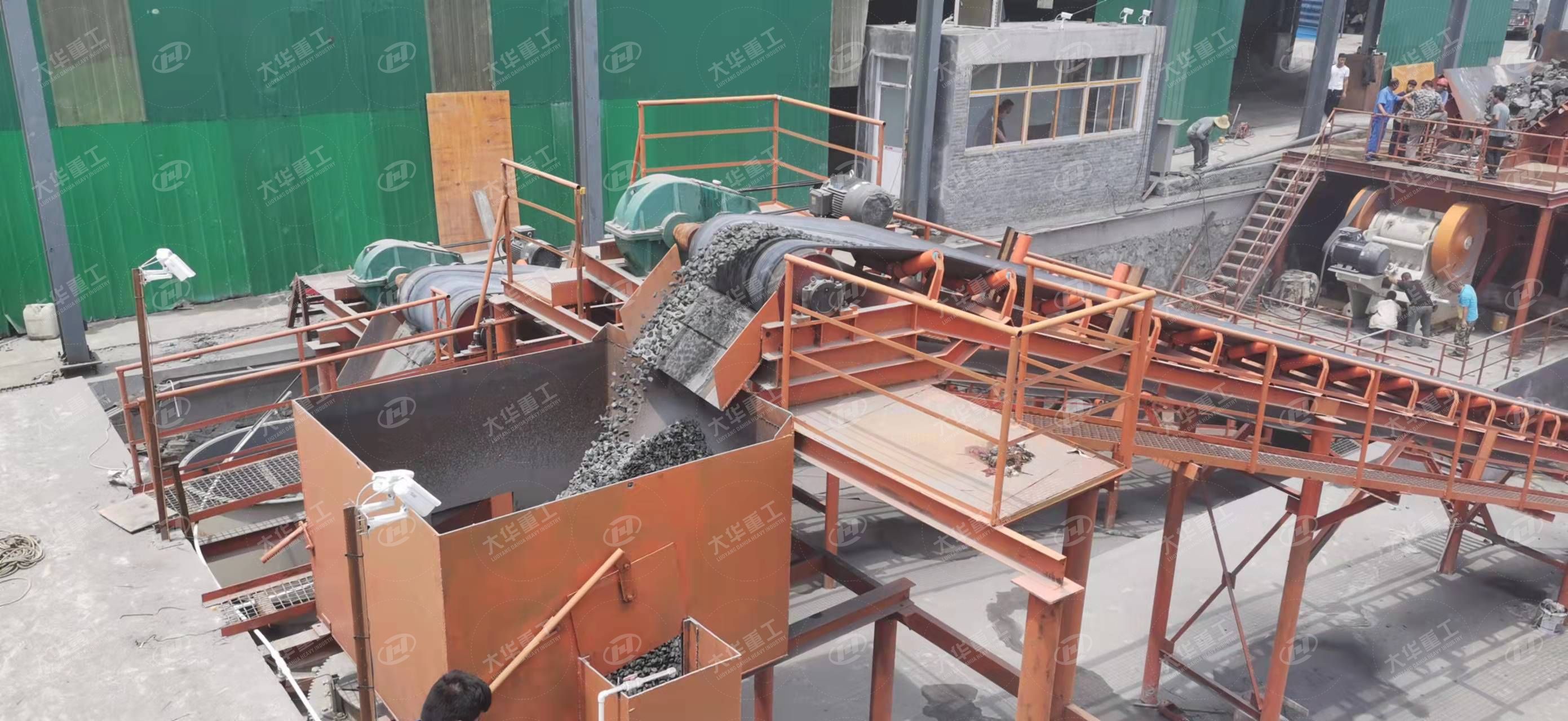 用顎式破碎機(jī)還是圓錐破碎機(jī)鐵礦石？